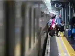 Arus Mudik di Stasiun Pasar Senen Ramai Tadi Malam